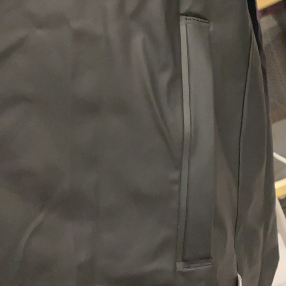 Women Rains Coat - Picture 9 of 10